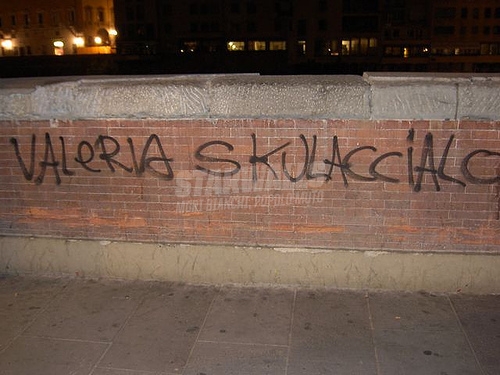 Scritte sui Muri cecchi gori sei un birikkino!!