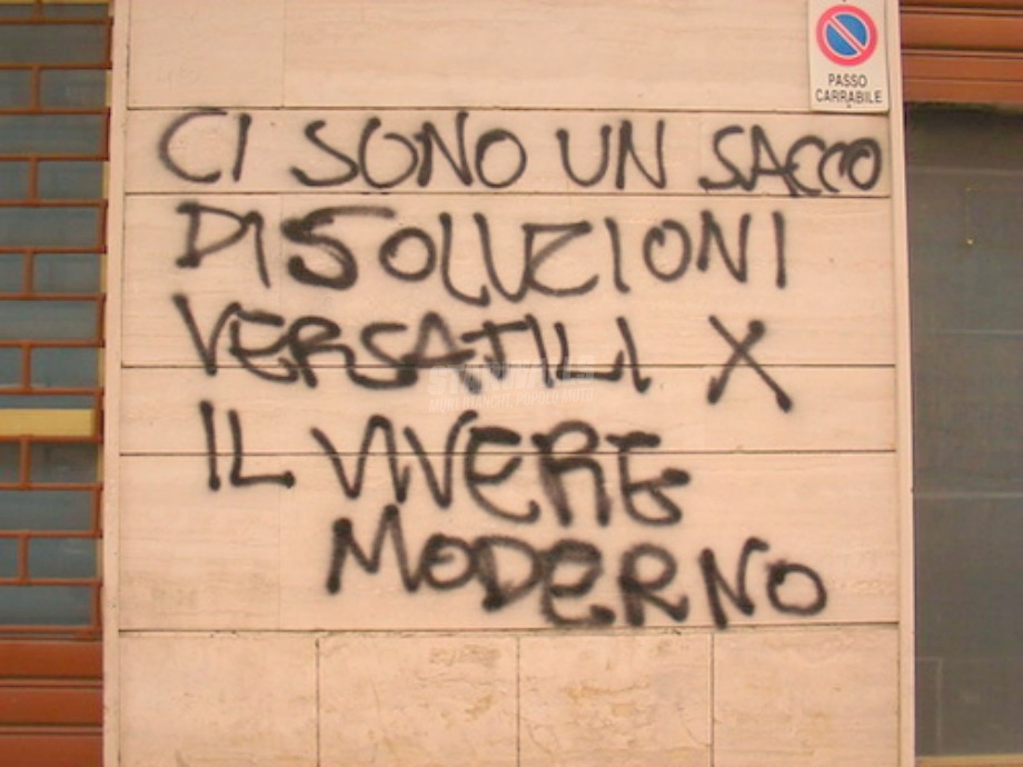 Scritte sui Muri Basta adattarsi