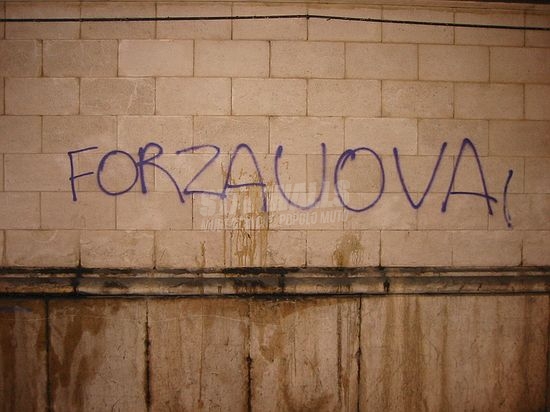 Scritte sui Muri Vota forza uova, noi andiamo al sodo