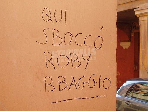 Scritte sui Muri rimessa da campione