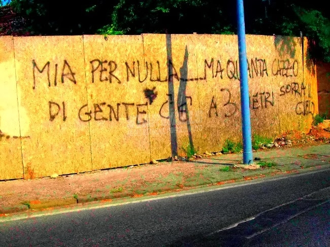 Scritte sui Muri Affollamento mediatico