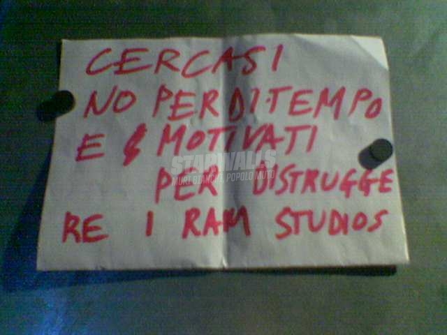 Scritte sui Muri A.A.A. cercasi in sala prove