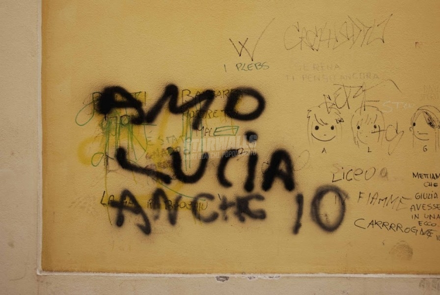 Scritte sui Muri triangolo ..