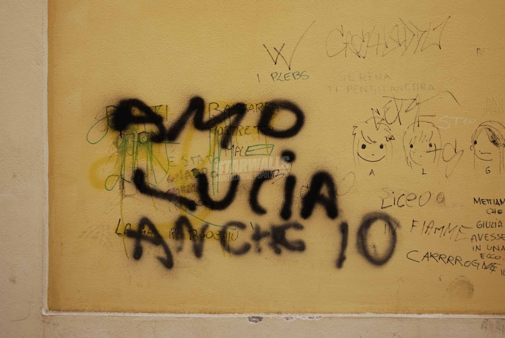 Scritte sui Muri triangolo ..