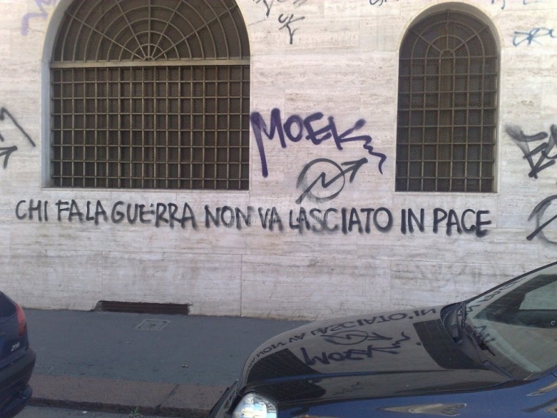 Scritte sui Muri Guerra ai violenti!