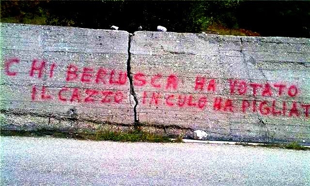 Scritte sui Muri Meno male che silvio c'è !