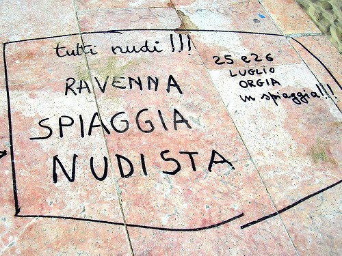 Scritte sui Muri Amplesso di gruppo in riviera
