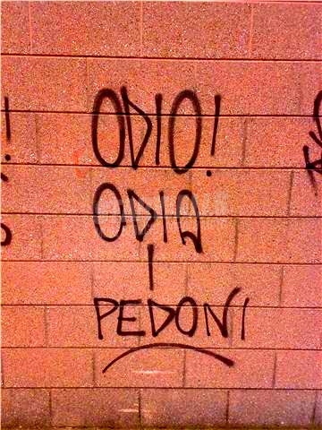 Scritte sui Muri attenti a dove attraversate