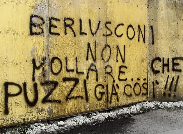 Scritte sui Muri Silvio tieni duro