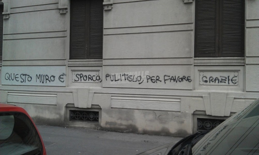 Scritte sui Muri Muri sporchi popolo pulito