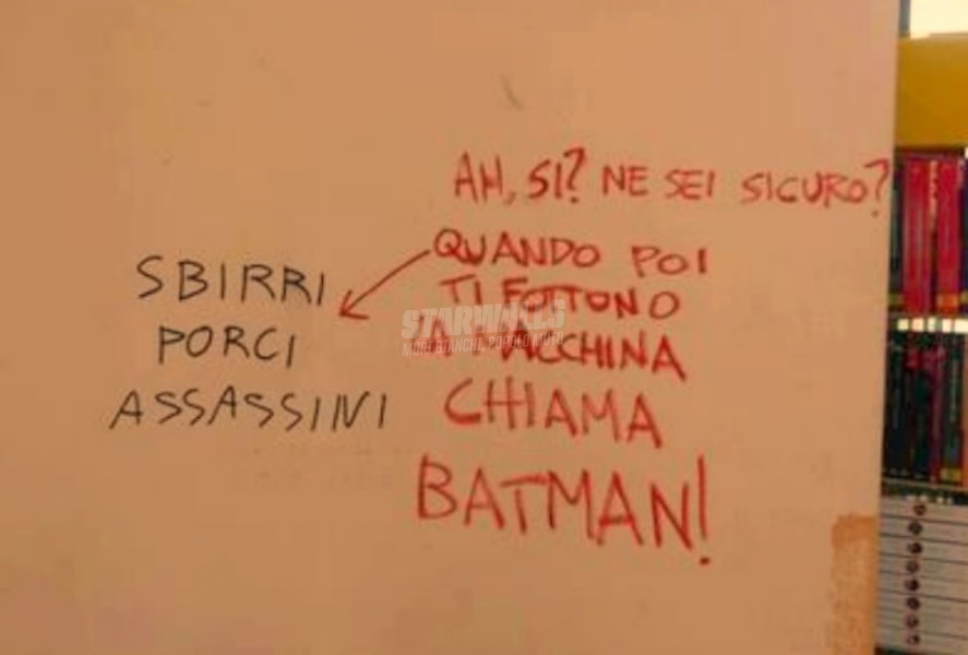 Scritte sui Muri Sbirri vs Batman