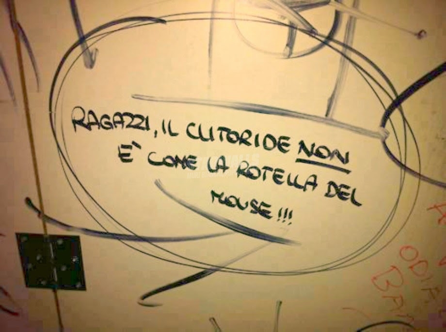 Scritte sui Muri Mani di cashmere