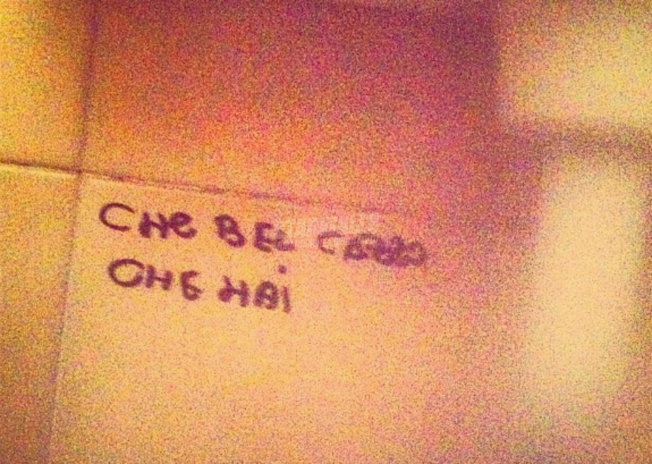 Scritte sui Muri Con gli occhi addosso (anche in bagno)