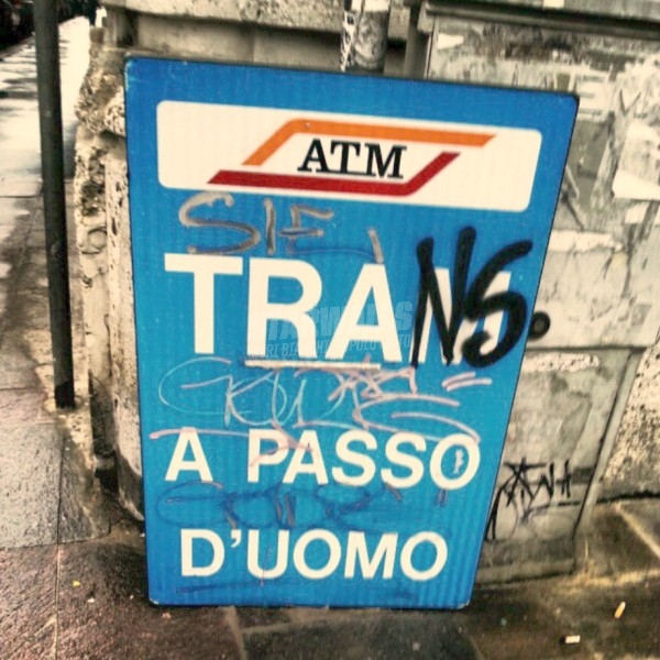 Scritte sui Muri In fila indiana