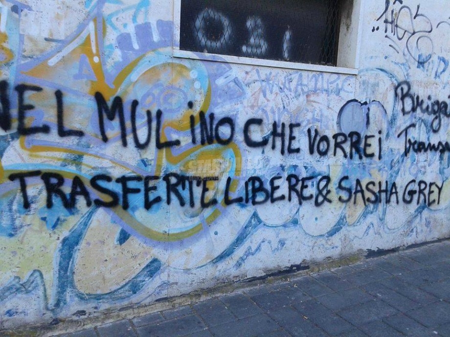 Scritte sui Muri Gente da stadio