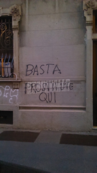 Scritte sui Muri Cambiate posto