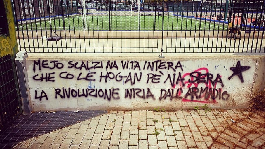 Scritte sui Muri Outfit rivoluzionario