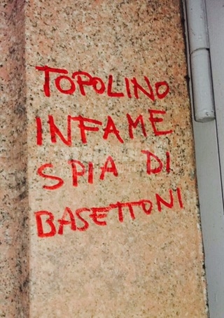 Scritte sui Muri Complotti a Topolinia