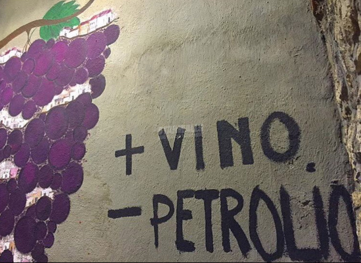 Scritte sui Muri no oil, yes wine